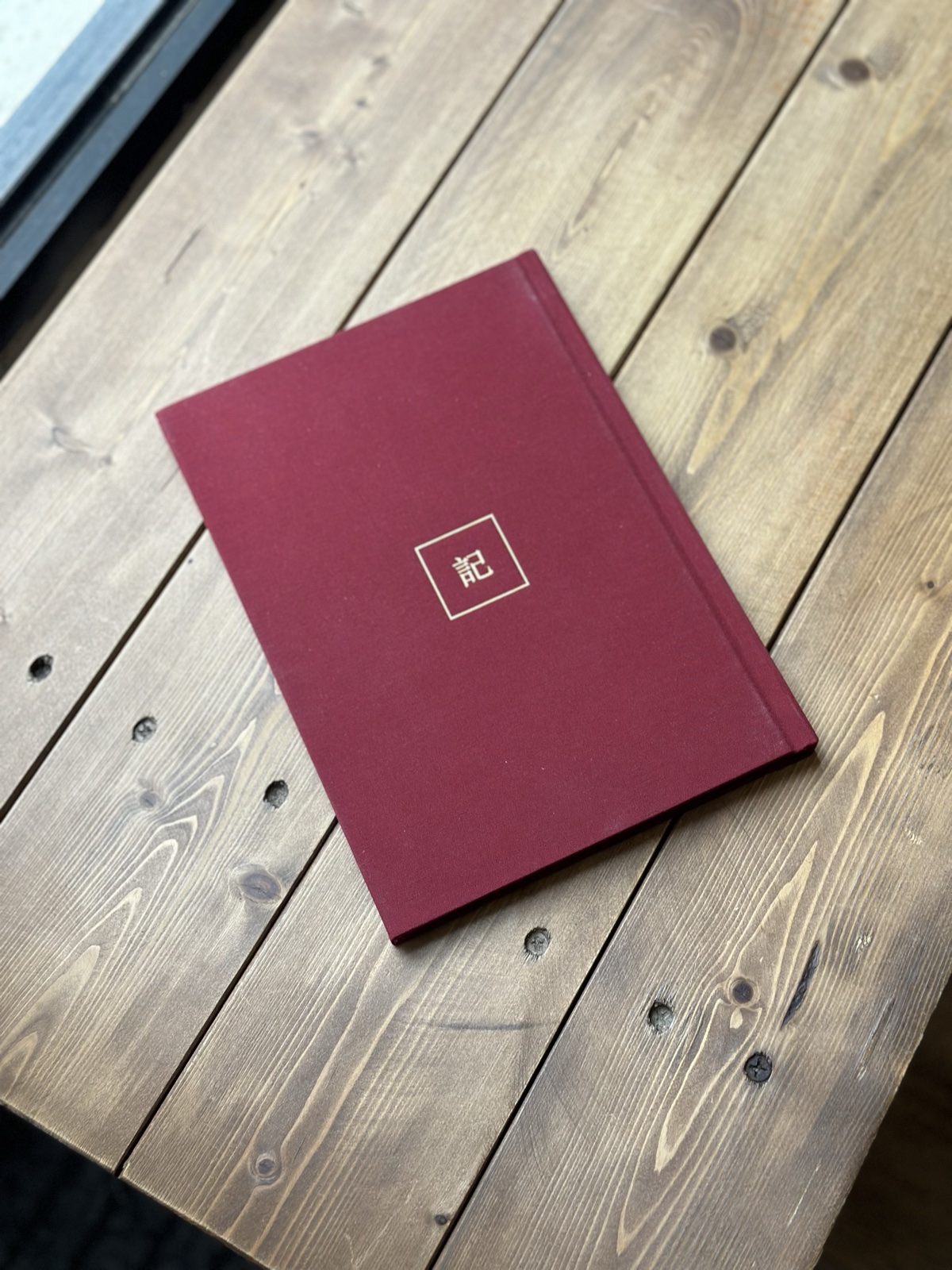 留聲書底封，布面正中燙金印記，放喺木枱上