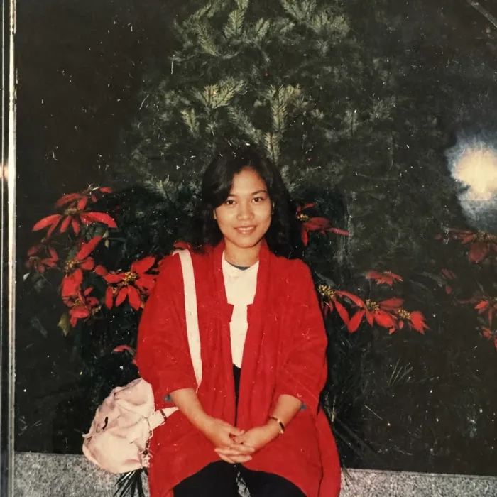 長輩後生時嘅舊相，著紅褸企喺聖誕樹前面