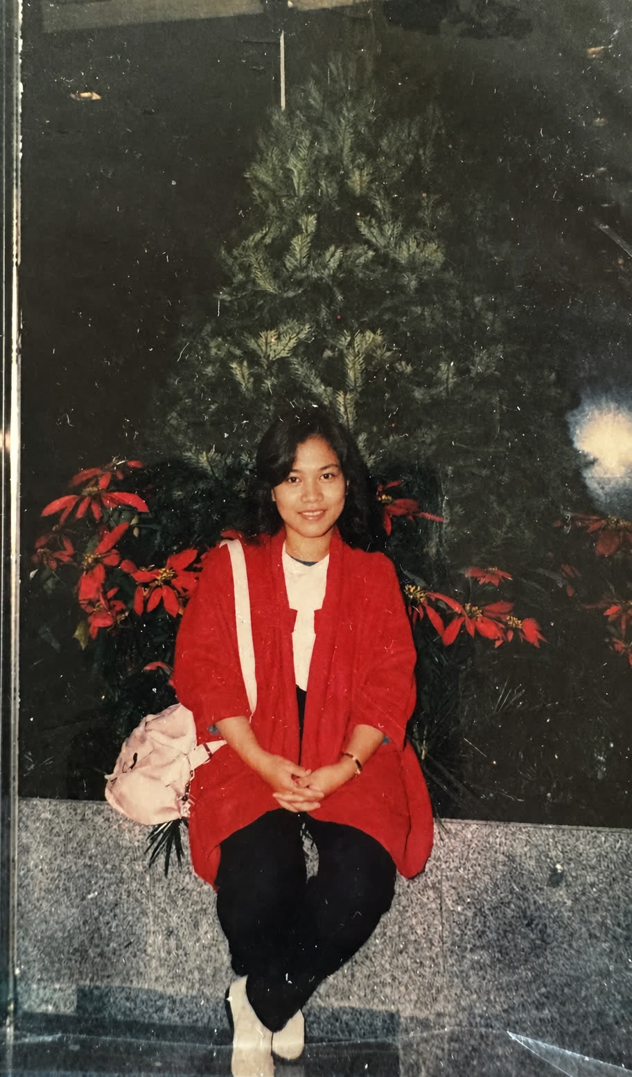 長輩後生時嘅舊相，著紅褸企喺聖誕樹前面