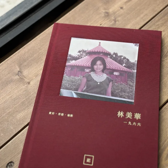 長輩故事書擺喺屋企木枱上，窗邊日光